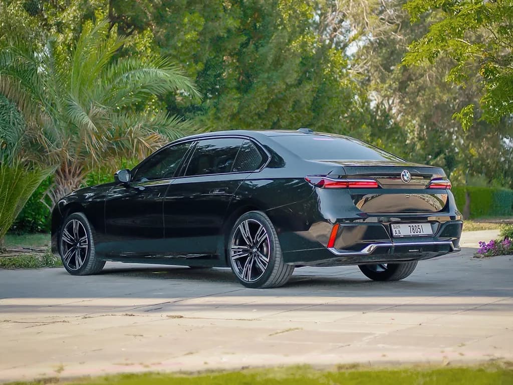 BMW 735i 2024 view 2