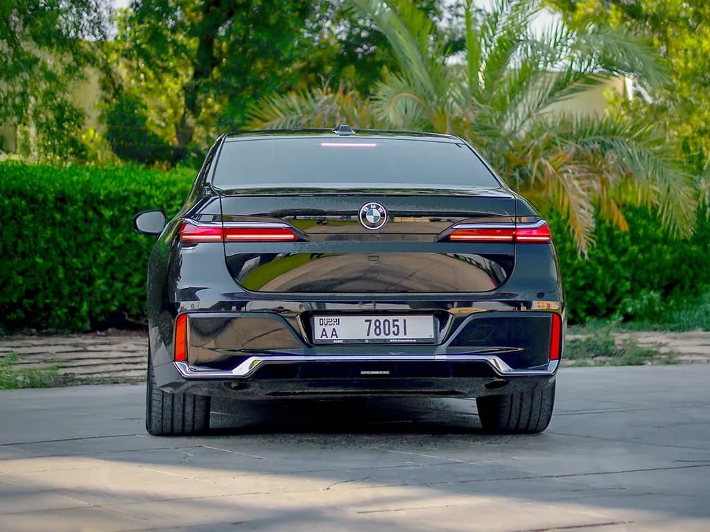 BMW 735i 2024 view 3