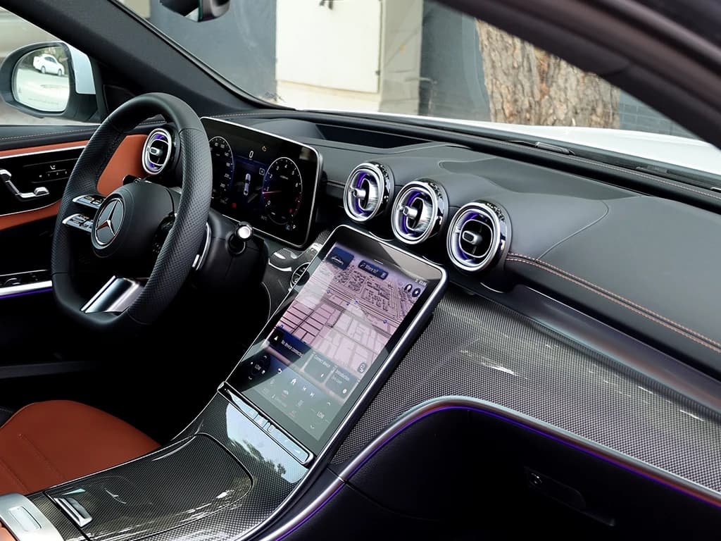 Mercedes Benz C200 2024 view 4