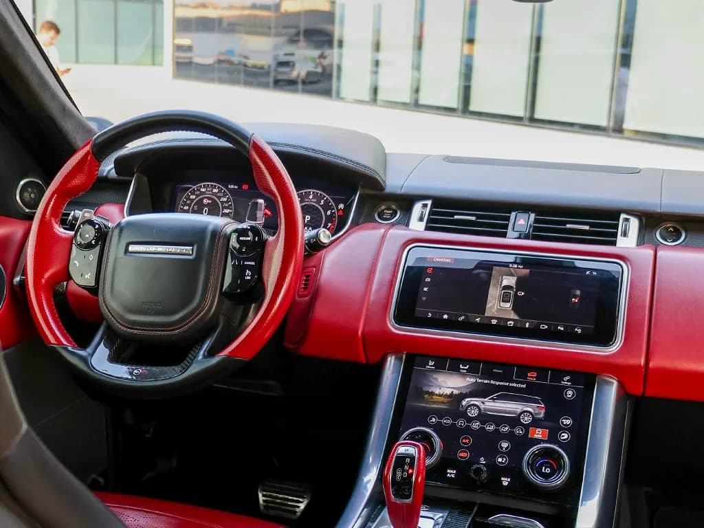 Range Rover Sport SVR view 4