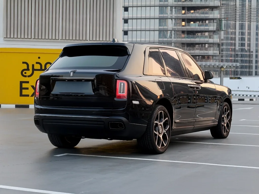Rolls Royce Cullinan Black Badge view 3