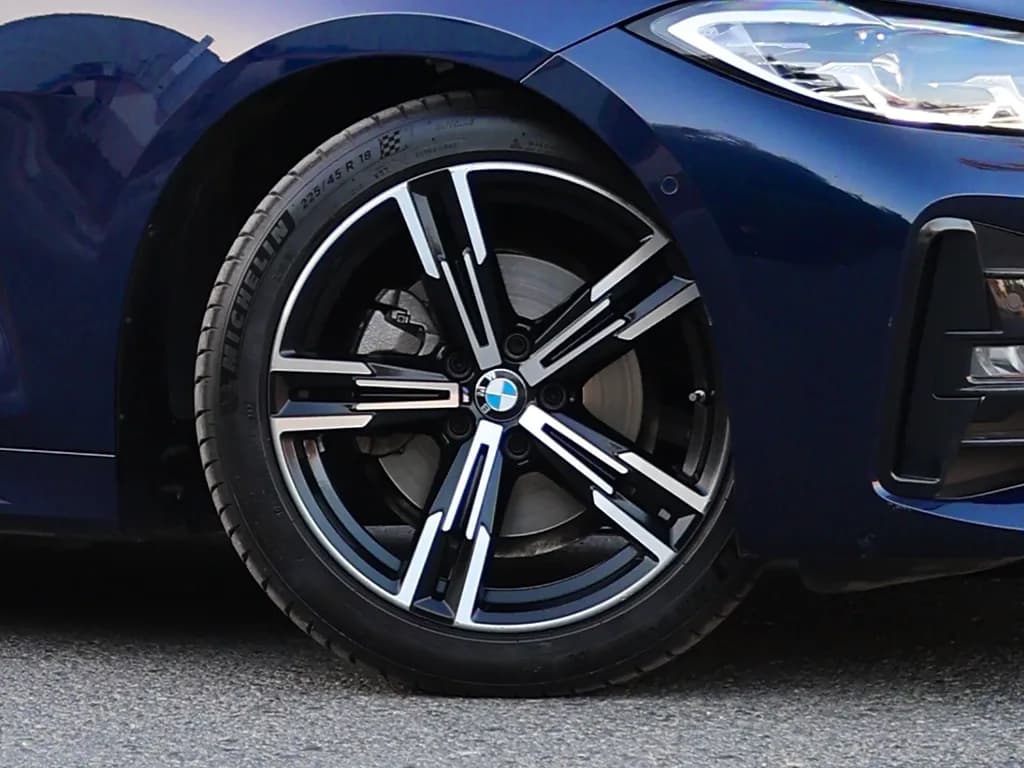 BMW 420i Convertible 2024 view 5