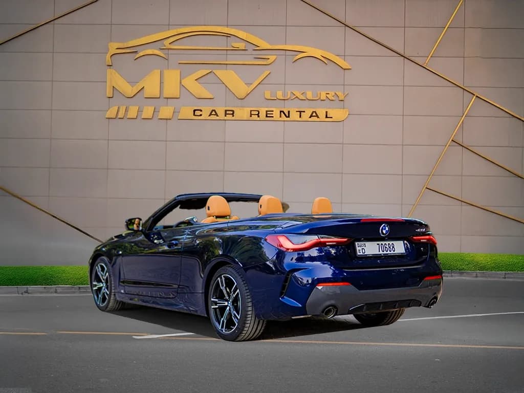 BMW 420i Convertible 2024 view 3