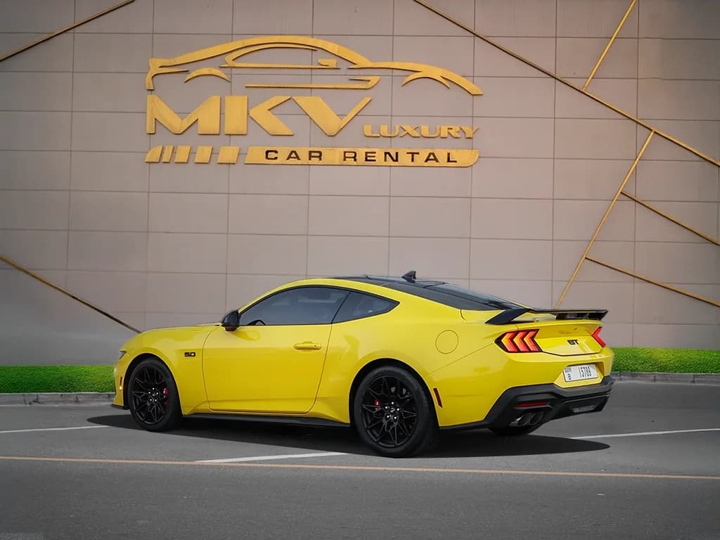 Ford Mustang GT Premium V8 2025 view 2