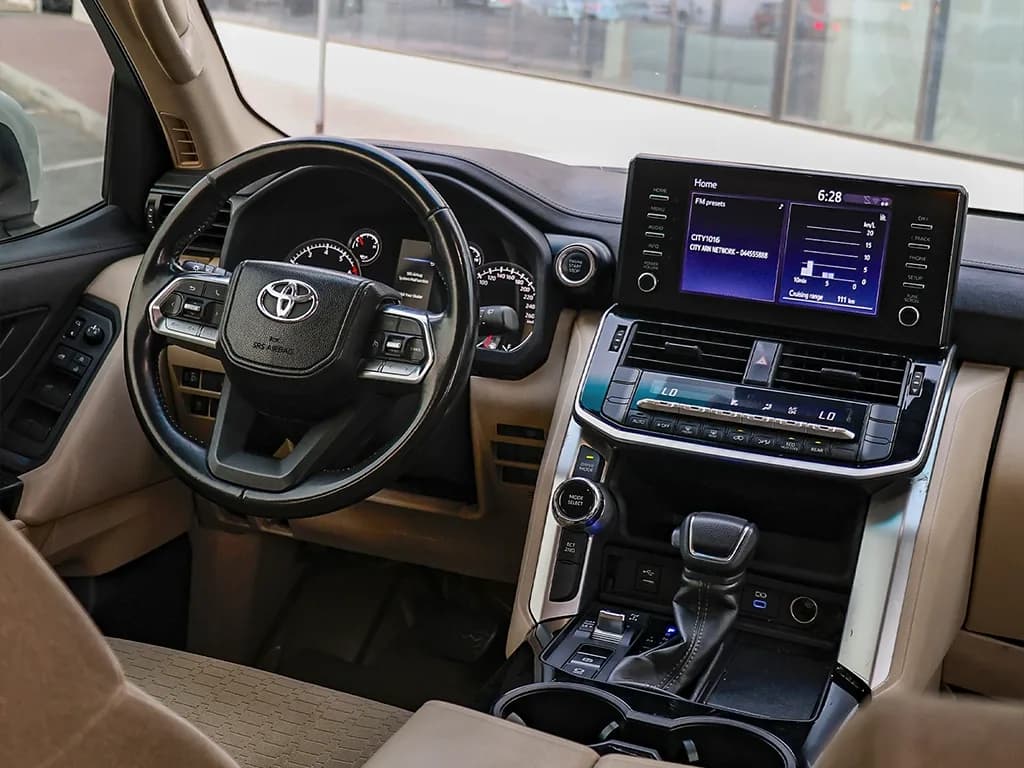 Toyota Land Cruiser view 4