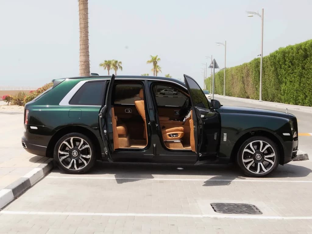 Rolls Royce Cullinan view 5